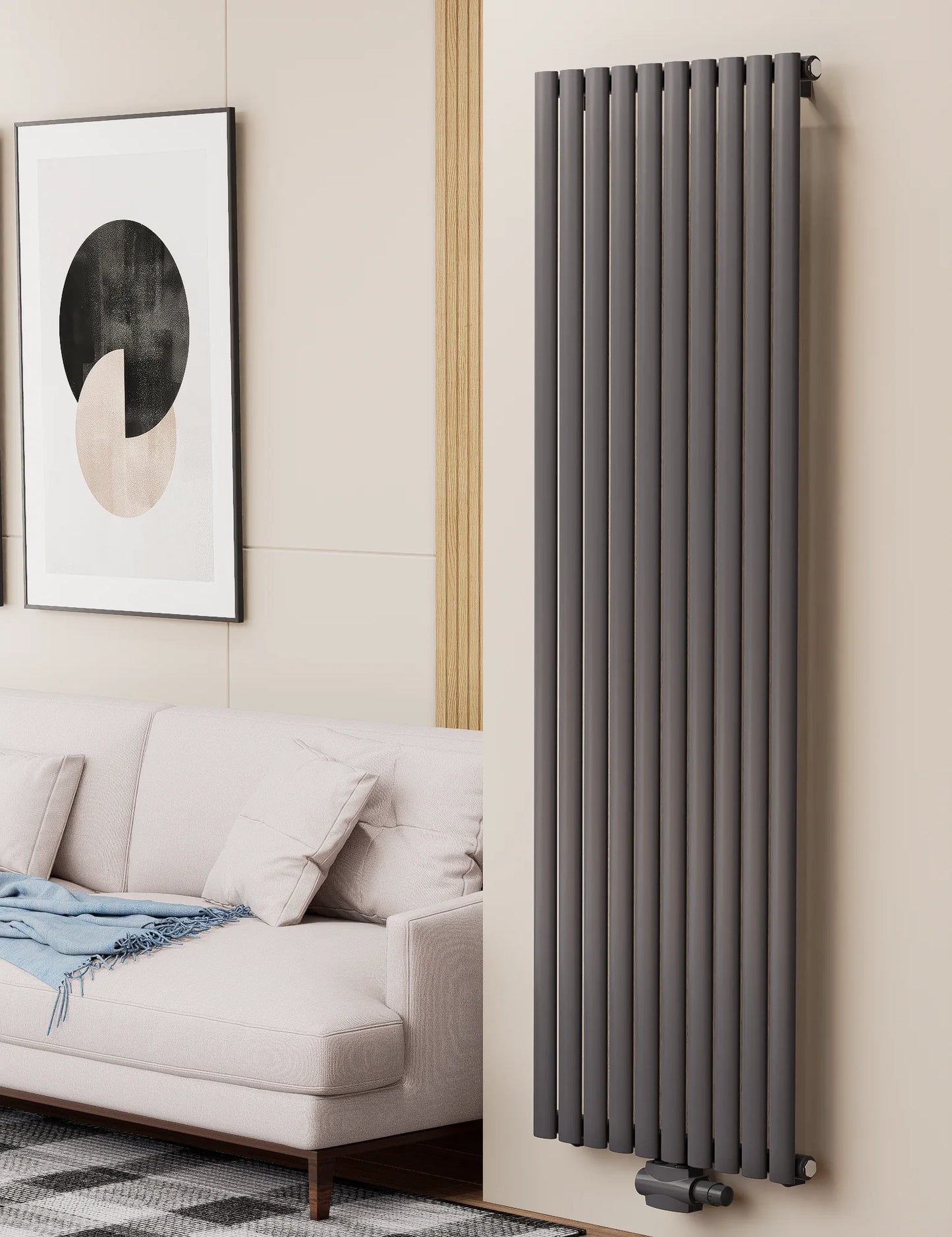 Vertikaler Heizkörper in Anthrazit mit schmalen Rundrohren.