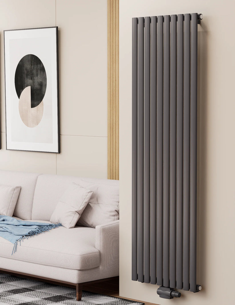 Vertikaler Heizkörper in Anthrazit mit schmalen Rundrohren.