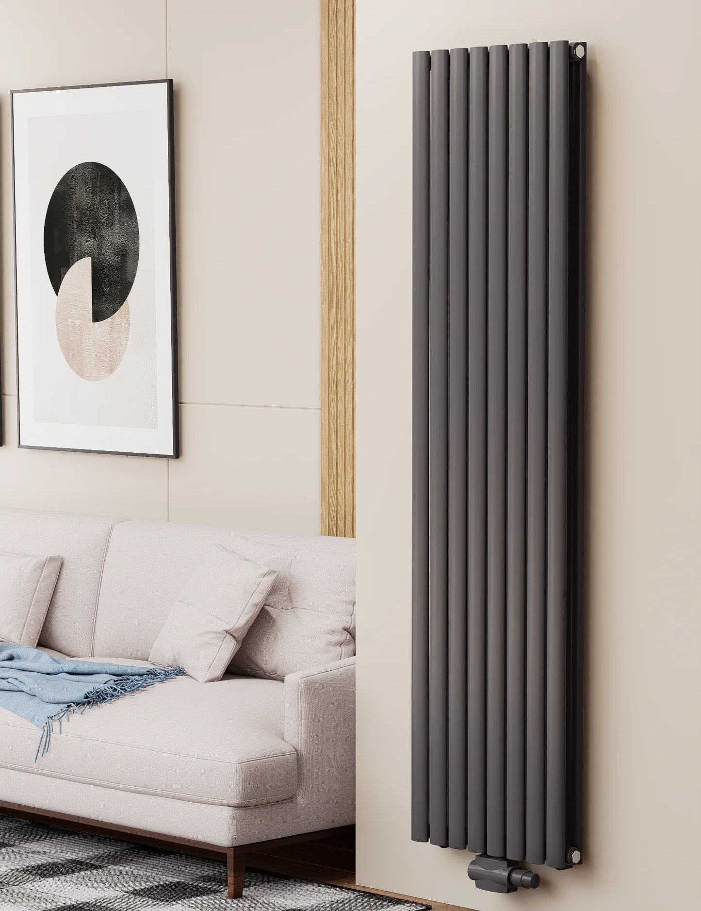 Vertikaler Heizkörper in Anthrazit mit schmalen Rundrohren.
