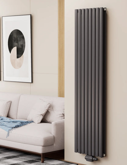 Vertikaler Heizkörper in Anthrazit mit schmalen Rundrohren.
