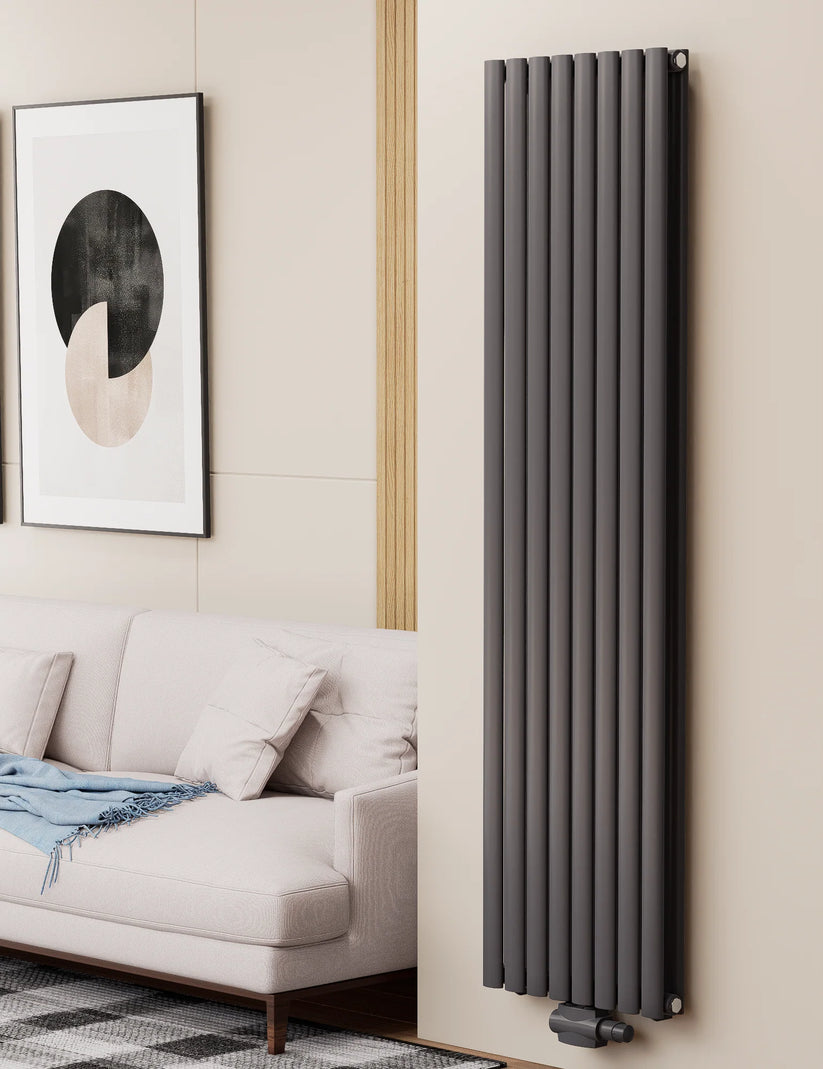 Vertikaler Heizkörper in Anthrazit mit schmalen Rundrohren.