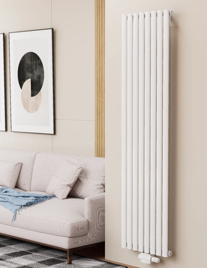 Vertikaler Heizkörper in Weiss mit schmalen Rundrohren.