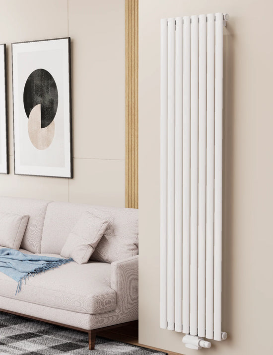 Vertikaler Heizkörper in Weiss mit schmalen Rundrohren.