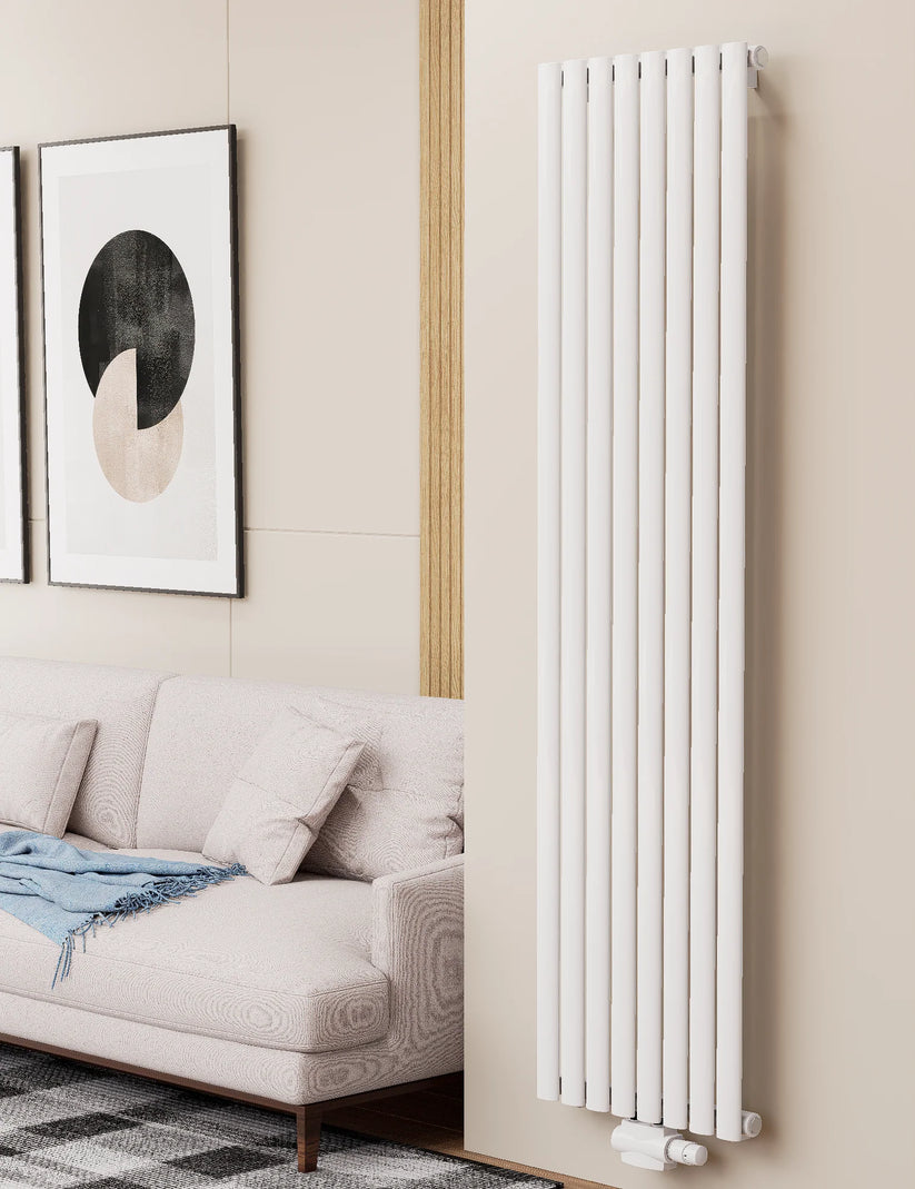 Vertikaler Heizkörper in Weiss mit schmalen Rundrohren.