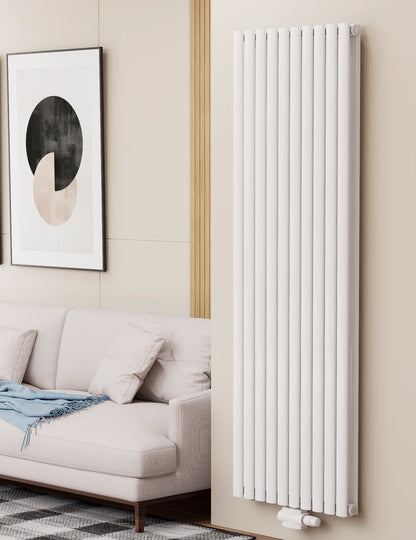 Vertikaler Heizkörper in Weiss mit schmalen Rundrohren.