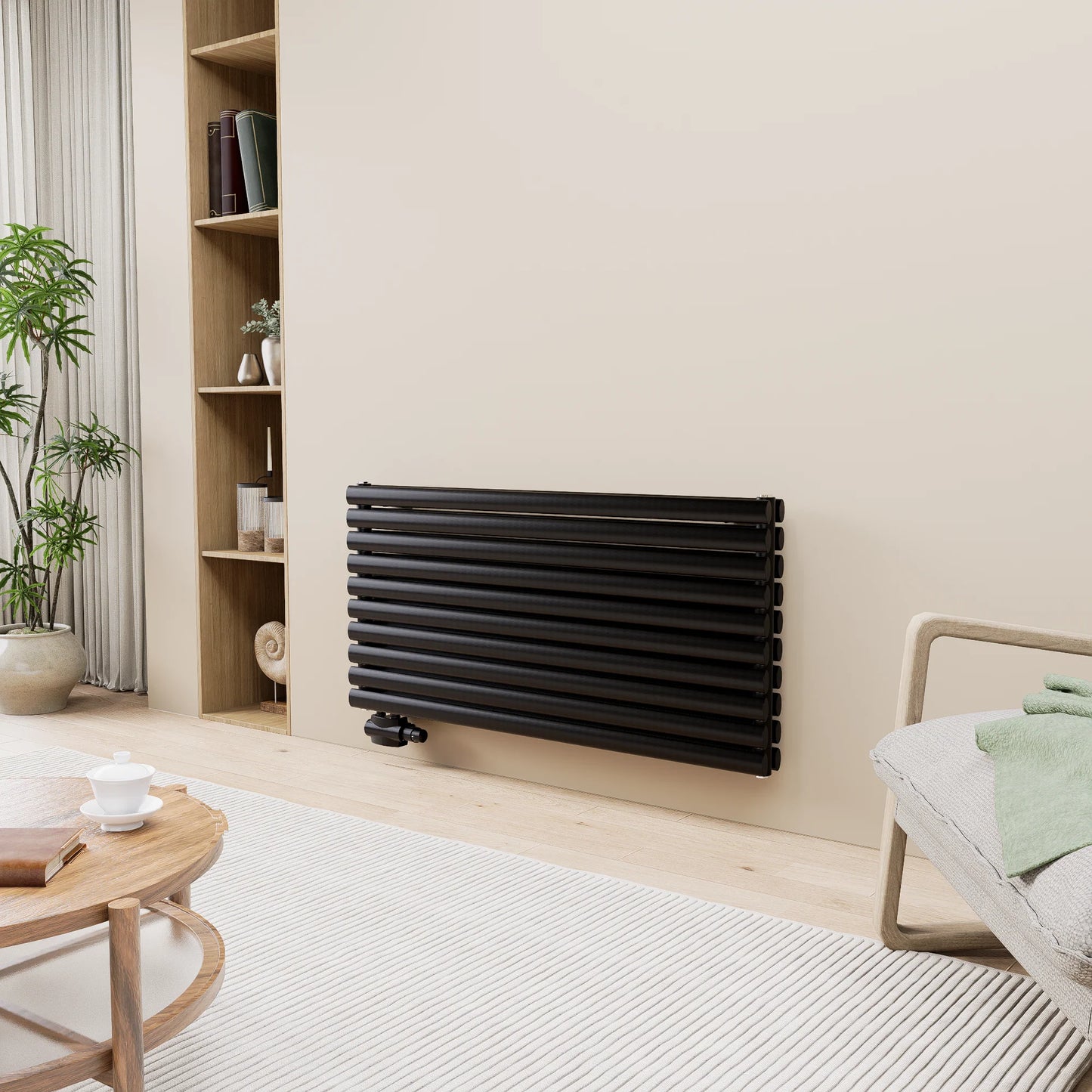 Schwarzer horizontaler Design-Heizkörper an der Wand in einem modernen Wohnzimmer