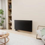 Schwarzer horizontaler Design-Heizkörper an der Wand in einem modernen Wohnzimmer