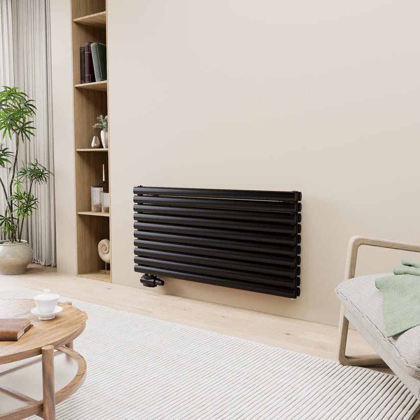 Schwarzer horizontaler Design-Heizkörper an der Wand in einem modernen Wohnzimmer