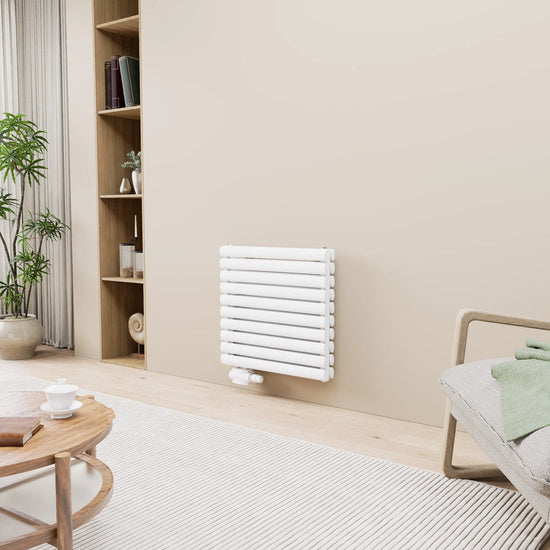 Weißer horizontaler Design-Heizkörper an der Wand in einem modernen Wohnzimmer