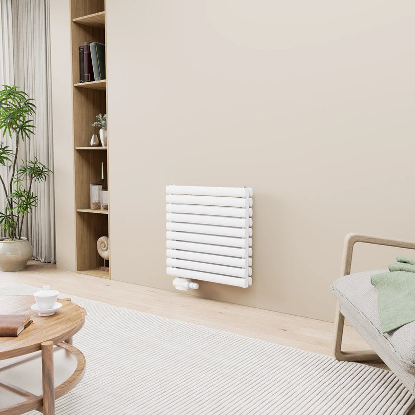 Weißer horizontaler Design-Heizkörper an der Wand in einem modernen Wohnzimmer