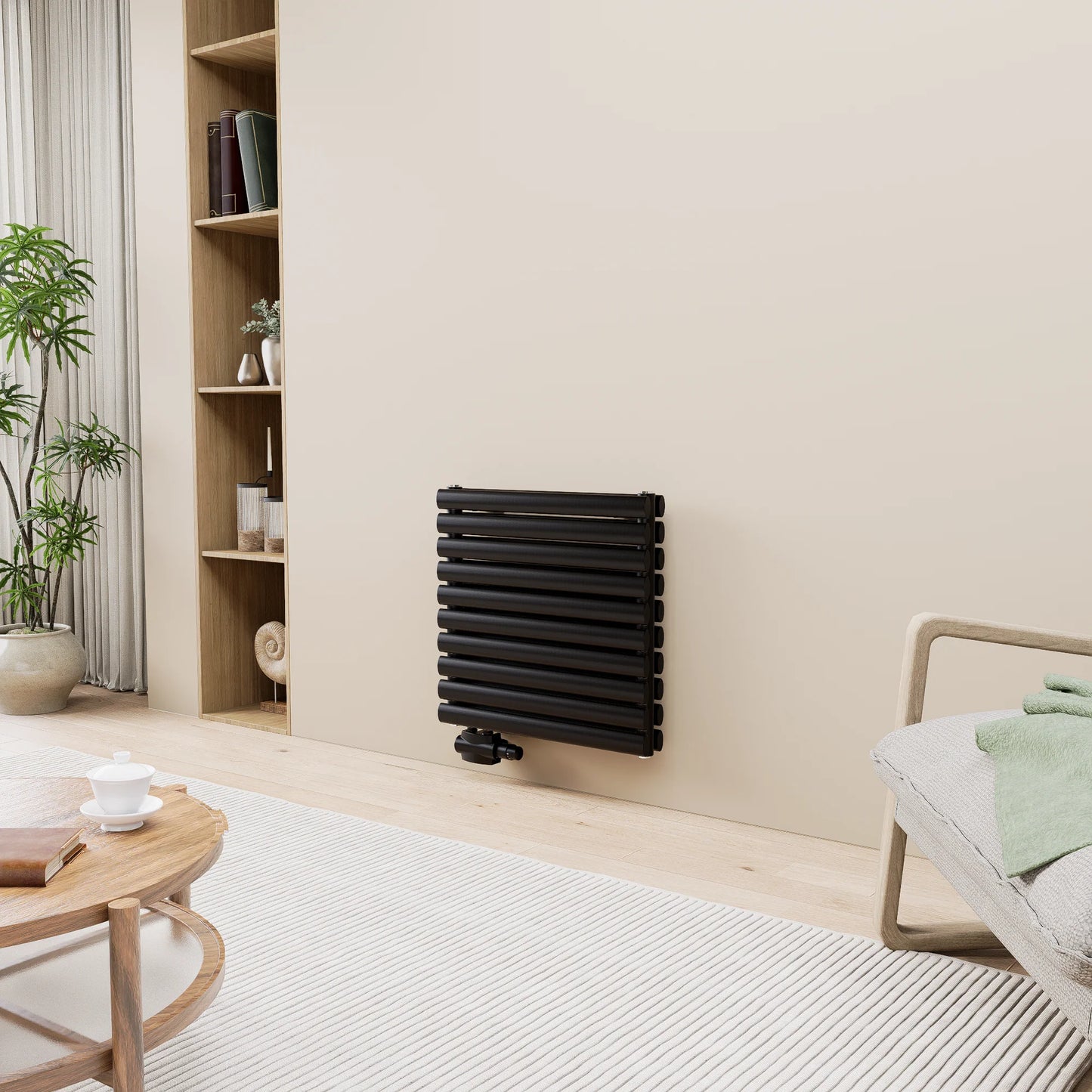 Schwarzer horizontaler Design-Heizkörper an der Wand in einem modernen Wohnzimmer