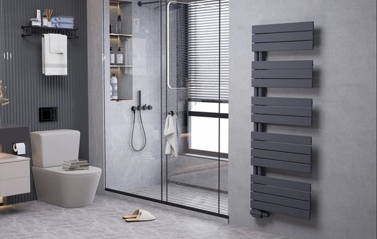 Anthrazit vertikaler Handtuchheizkörper in modernem Badezimmer mit Walk-in-Dusche
