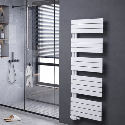 Weißer vertikaler Handtuchheizkörper in modernem Badezimmer mit Walk-in-Dusche