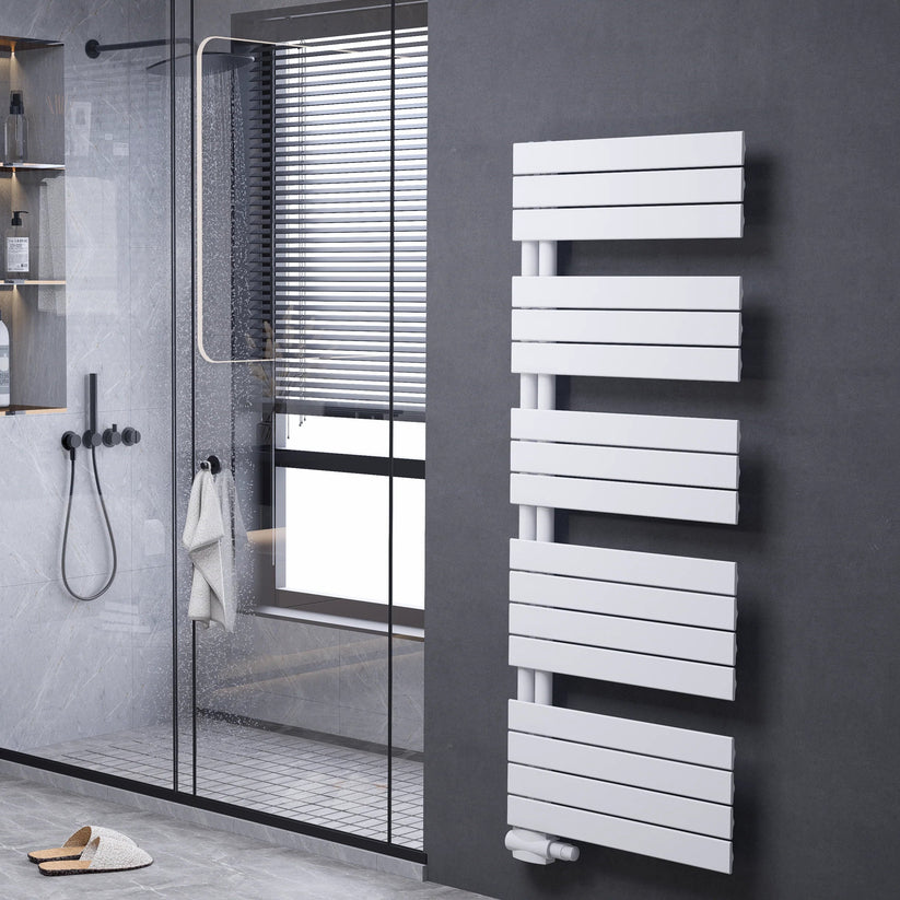 Weißer vertikaler Handtuchheizkörper in modernem Badezimmer mit Walk-in-Dusche