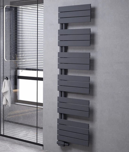 Anthrazit vertikaler Handtuchheizkörper in modernem Badezimmer mit Walk-in-Dusche
