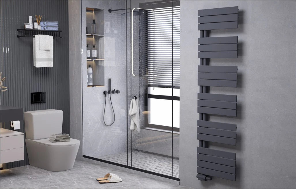 Anthrazit vertikaler Handtuchheizkörper in modernem Badezimmer mit Walk-in-Dusche