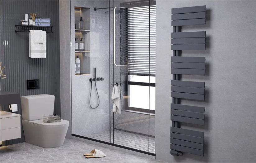 Anthrazit vertikaler Handtuchheizkörper in modernem Badezimmer mit Walk-in-Dusche