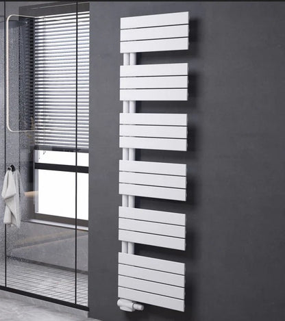 Weißer vertikaler Handtuchheizkörper in modernem Badezimmer mit Walk-in-Dusche