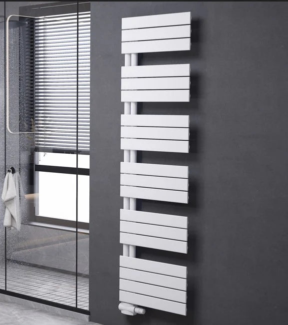 Weißer vertikaler Handtuchheizkörper in modernem Badezimmer mit Walk-in-Dusche