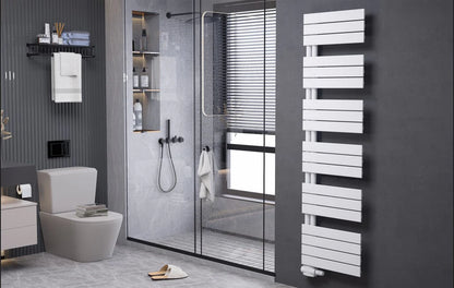 Weißer vertikaler Handtuchheizkörper in modernem Badezimmer mit Walk-in-Dusche