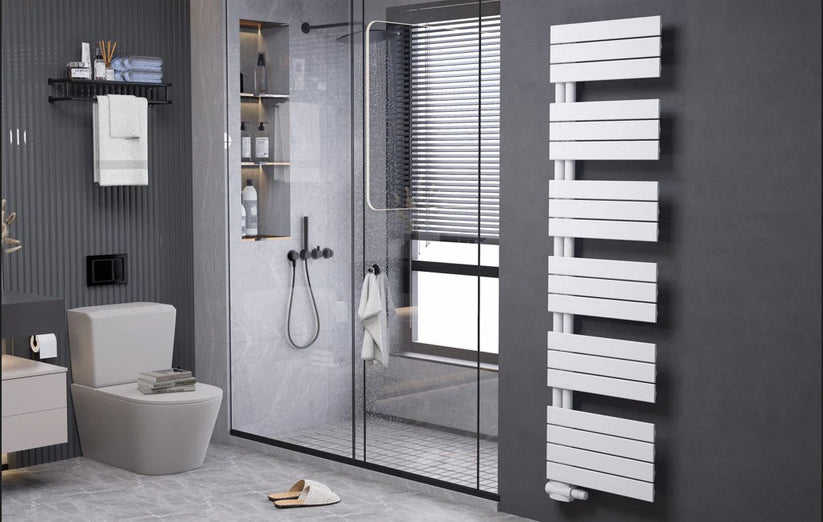 Weißer vertikaler Handtuchheizkörper in modernem Badezimmer mit Walk-in-Dusche