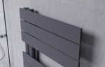Detailaufnahme eines anthrazitfarbenen vertikalen Design-Handtuchheizkörpers mit flachen Heizpaneelen