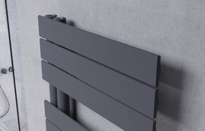 Detailaufnahme eines anthrazitfarbenen vertikalen Design-Handtuchheizkörpers mit flachen Heizpaneelen