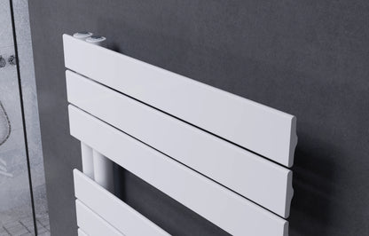 Detailaufnahme eines vertikalen Design-Handtuchheizkörpers mit flachen Heizpaneelen