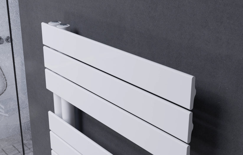 Detailaufnahme eines vertikalen Design-Handtuchheizkörpers mit flachen Heizpaneelen