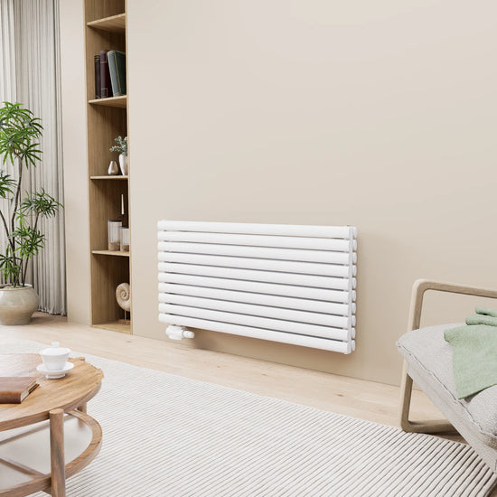 Weißer horizontaler Flachheizkörper zur Wandmontage in modernem Wohnraum, integriert in minimalistisches Interieur