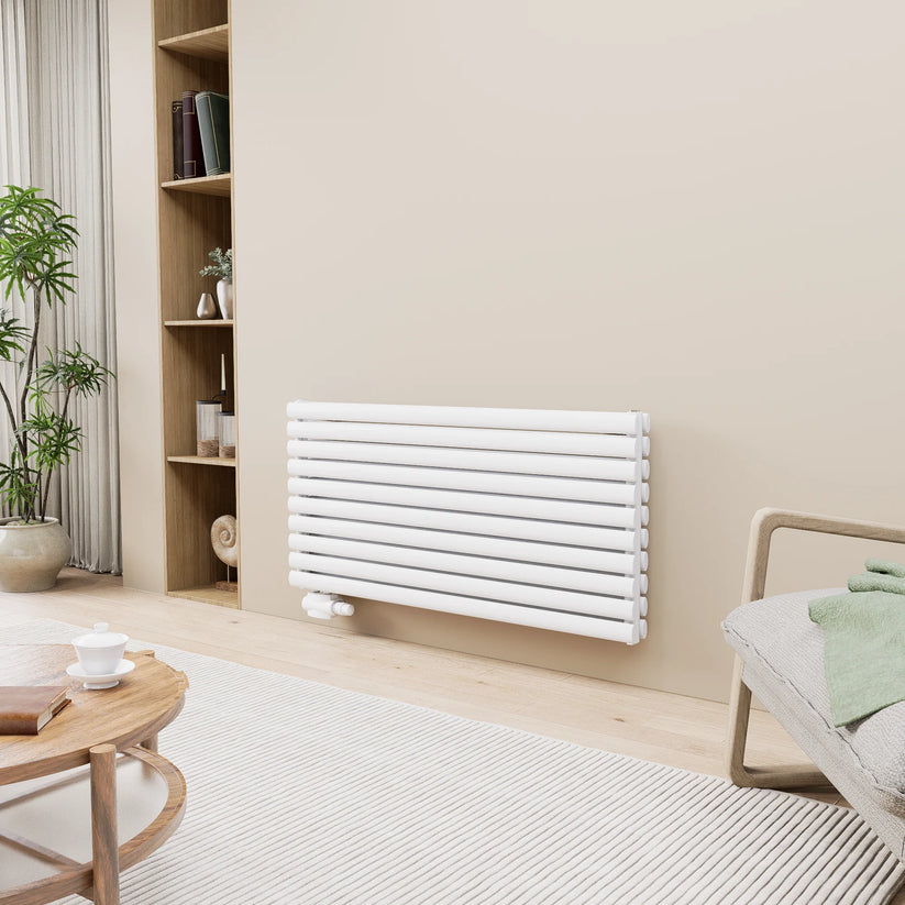 Weißer horizontaler Flachheizkörper zur Wandmontage in modernem Wohnraum, integriert in minimalistisches Interieur