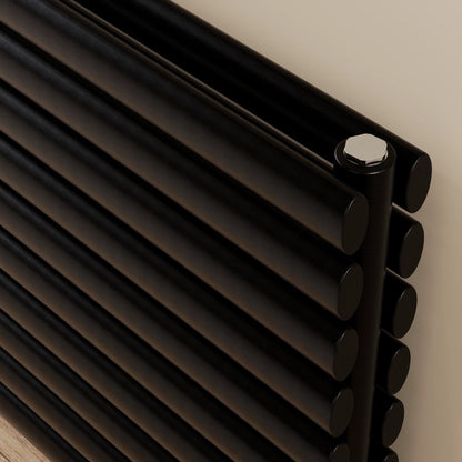 Detailansicht eines horizontalen Röhrenheizkörpers, Nahaufnahme der oberen Ecke mit moderner Metallverbindung und Rohrstruktur