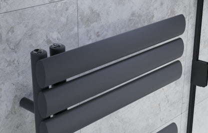 Detailaufnahme eines anthrazitfarbenen vertikalen Handtuchheizkörpers mit runden Heizrohren