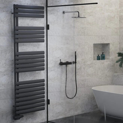 Moderner anthrazitfarbener Design-Badheizkörper, vertikal montiert im stilvollen Badezimmer