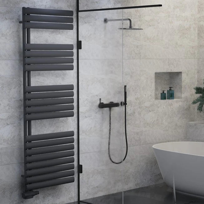 Moderner anthrazitfarbener Design-Badheizkörper, vertikal montiert im stilvollen Badezimmer