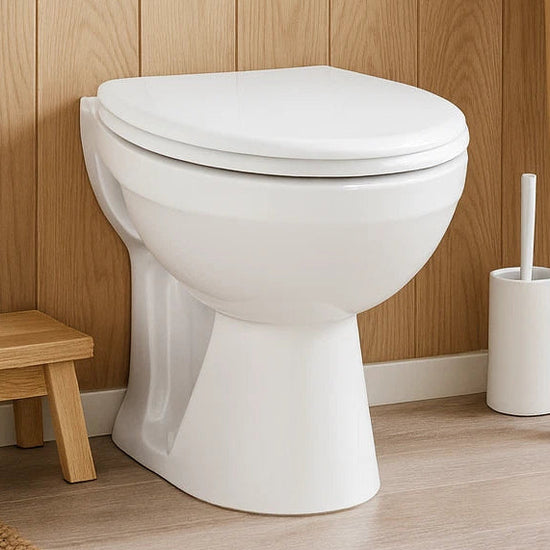 Weißes SuVit dusch-wc mit geschlossenem Deckel vor Holzpaneelen und Holzfußbank