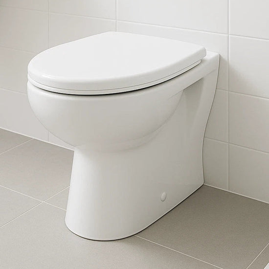 Weißes SuVit dusch-wc mit geschlossenem Deckel in modernem Badezimmer mit Fliesen