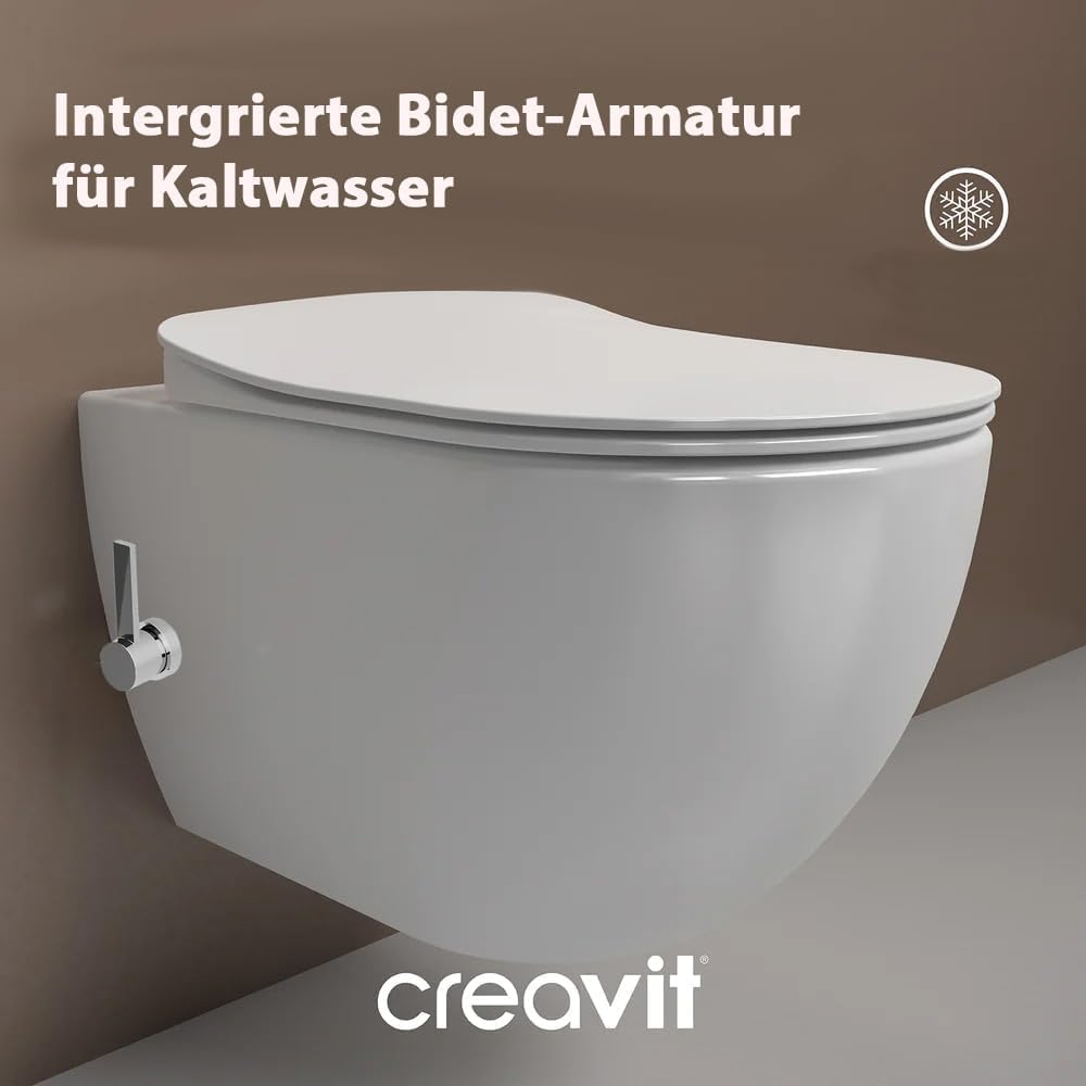 Weißes wandhängendes WC mit integrierter Bidet-Armatur für Kaltwasser.