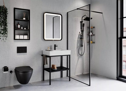 Modernes Badezimmer im Industrial-Design mit schwarzem Hänge-WC, minimalistischer Waschtisch, LED-beleuchtetem Spiegel und Glasduschwand in stilvollem Ambiente