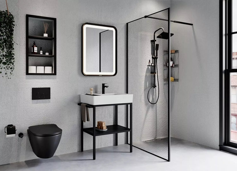 Modernes Badezimmer im Industrial-Design mit schwarzem Hänge-WC, minimalistischer Waschtisch, LED-beleuchtetem Spiegel und Glasduschwand in stilvollem Ambiente