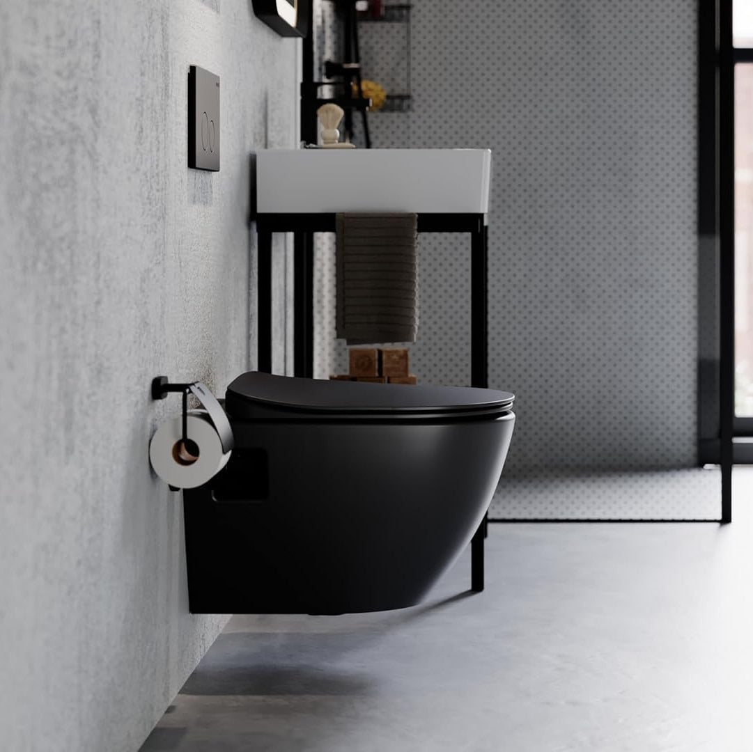 Modernes Badezimmer mit wandhängendem schwarzen WC, minimalistisches Design, Hänge-WC für leichte Reinigung, stilvolle industrielle Badgestaltung