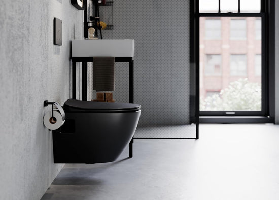 Modernes Badezimmer mit wandhängendem schwarzen WC, minimalistisches Design, Hänge-WC für leichte Reinigung, stilvolle industrielle Badgestaltung