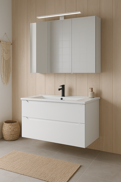 Weißer Waschtisch mit Unterschrank und Spiegelschrank mit integrierter Beleuchtung.
