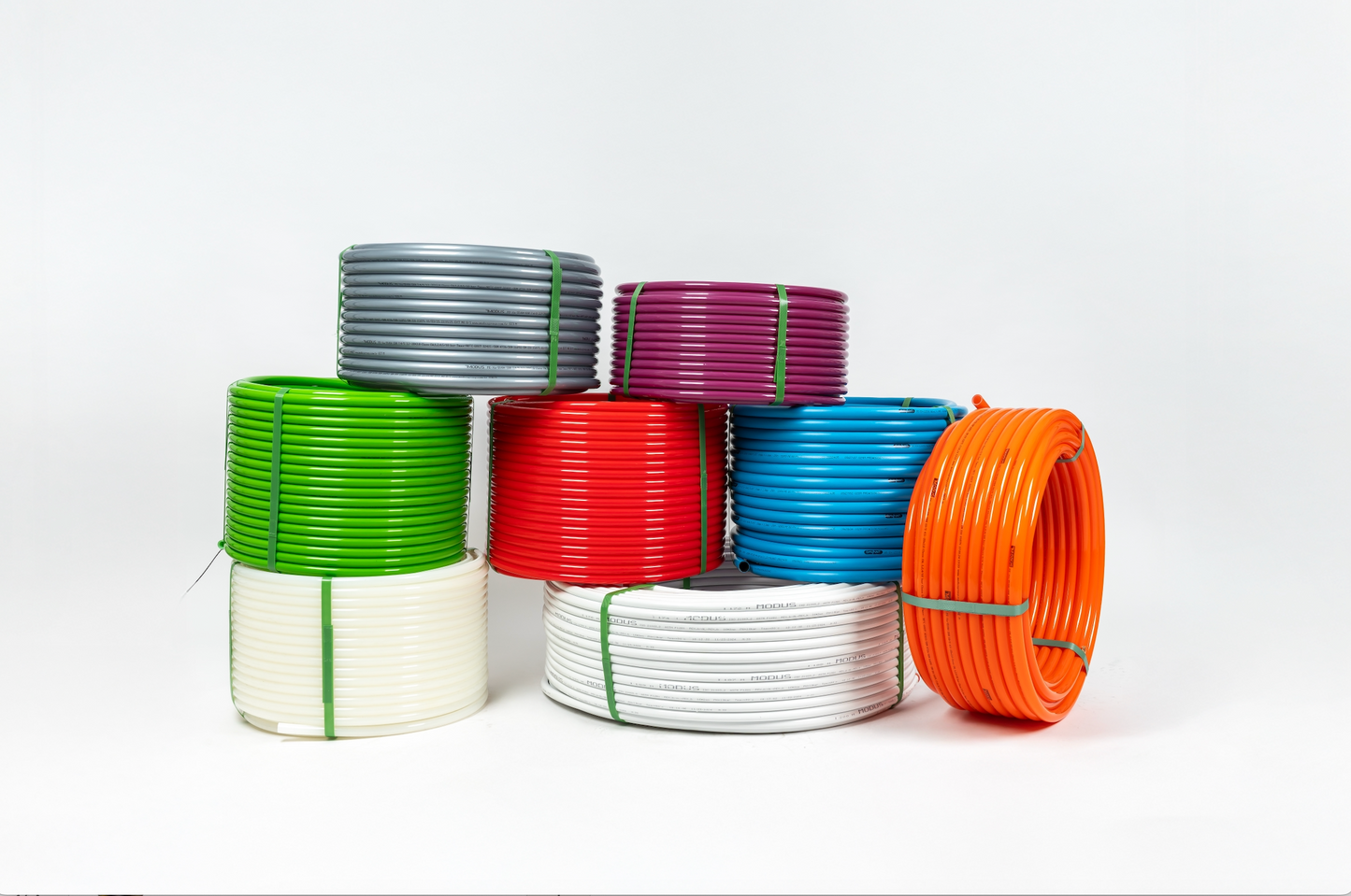 Mehrfarbig aufgerollte PEX-Rohre, Kunststoffrohre für Fußbodenheizung und Sanitärinstallationen