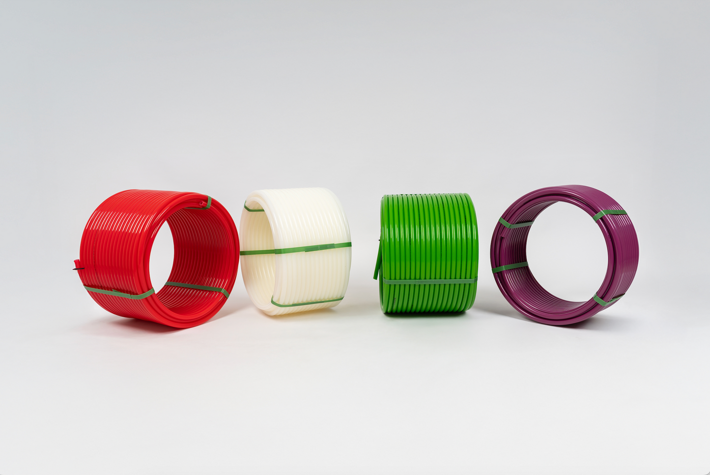 Mehrfarbig aufgerollte PEX-Rohre, Kunststoffrohre für Fußbodenheizung und Sanitärinstallationen