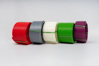 Mehrfarbig aufgerollte PEX-Rohre, Kunststoffrohre für Fußbodenheizung und Sanitärinstallationen