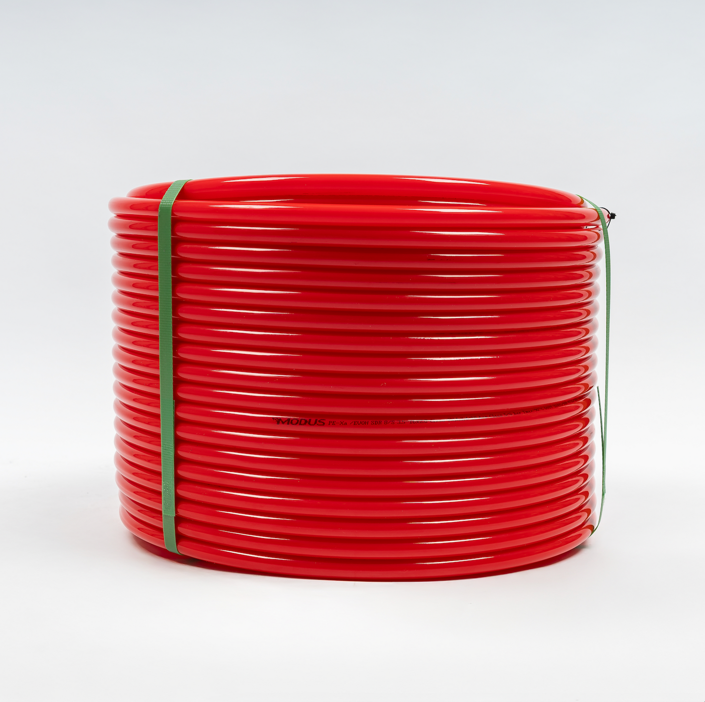 Rote aufgerollte PEX-Rohrrolle, Kunststoffrohr für Fußbodenheizungssysteme, gebündelt und montagebereit