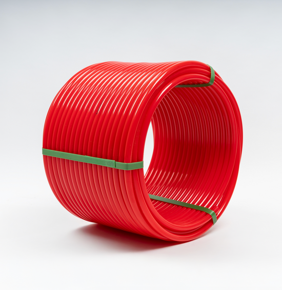 Rote aufgerollte PEX-Rohrrolle, Kunststoffrohr für Fußbodenheizungssysteme, gebündelt und montagebereit
