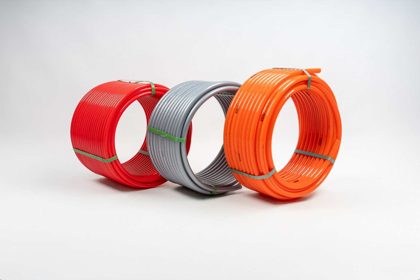 Rote aufgerollte PEX-Rohrrolle, Kunststoffrohr für Fußbodenheizungssysteme, gebündelt und montagebereit