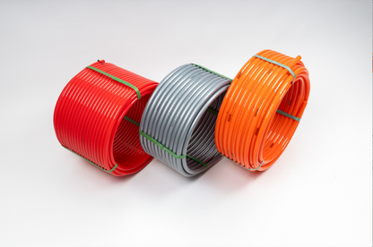 Rote aufgerollte PEX-Rohrrolle, Kunststoffrohr für Fußbodenheizungssysteme, gebündelt und montagebereit